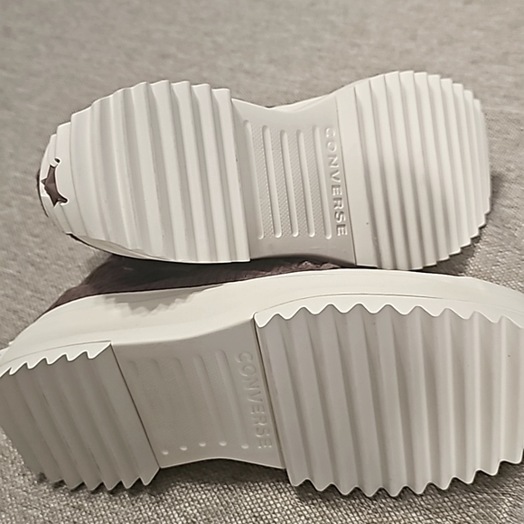 CONVERSE Chuck Taylor Lugged 2.0 High Top Platfrom Unisex Sneakers - Picture 10 of 10